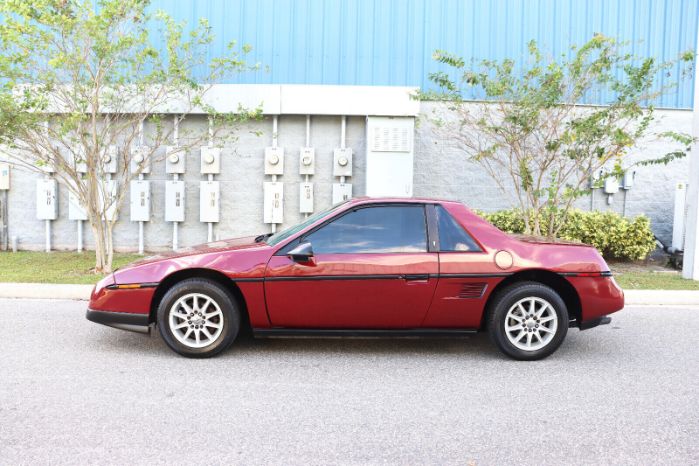 Pontiac-Fiero-1978-Red-Black-2