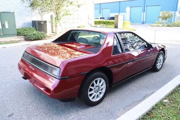 Pontiac-Fiero-1978-Red-Black-22