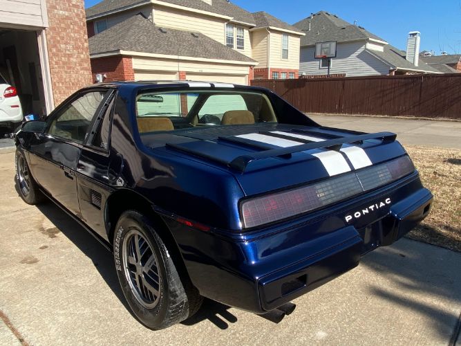 Pontiac-Fiero-1984-Blue-Tan-10
