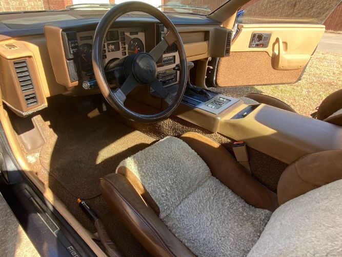 Pontiac-Fiero-1984-Blue-Tan-3
