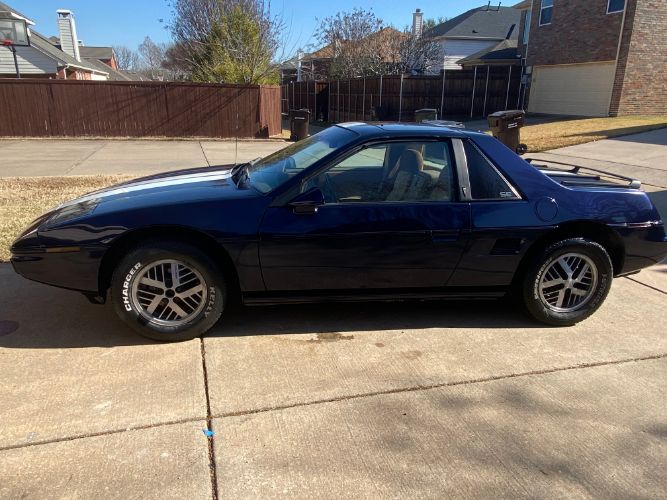 Pontiac-Fiero-1984-Blue-Tan-4