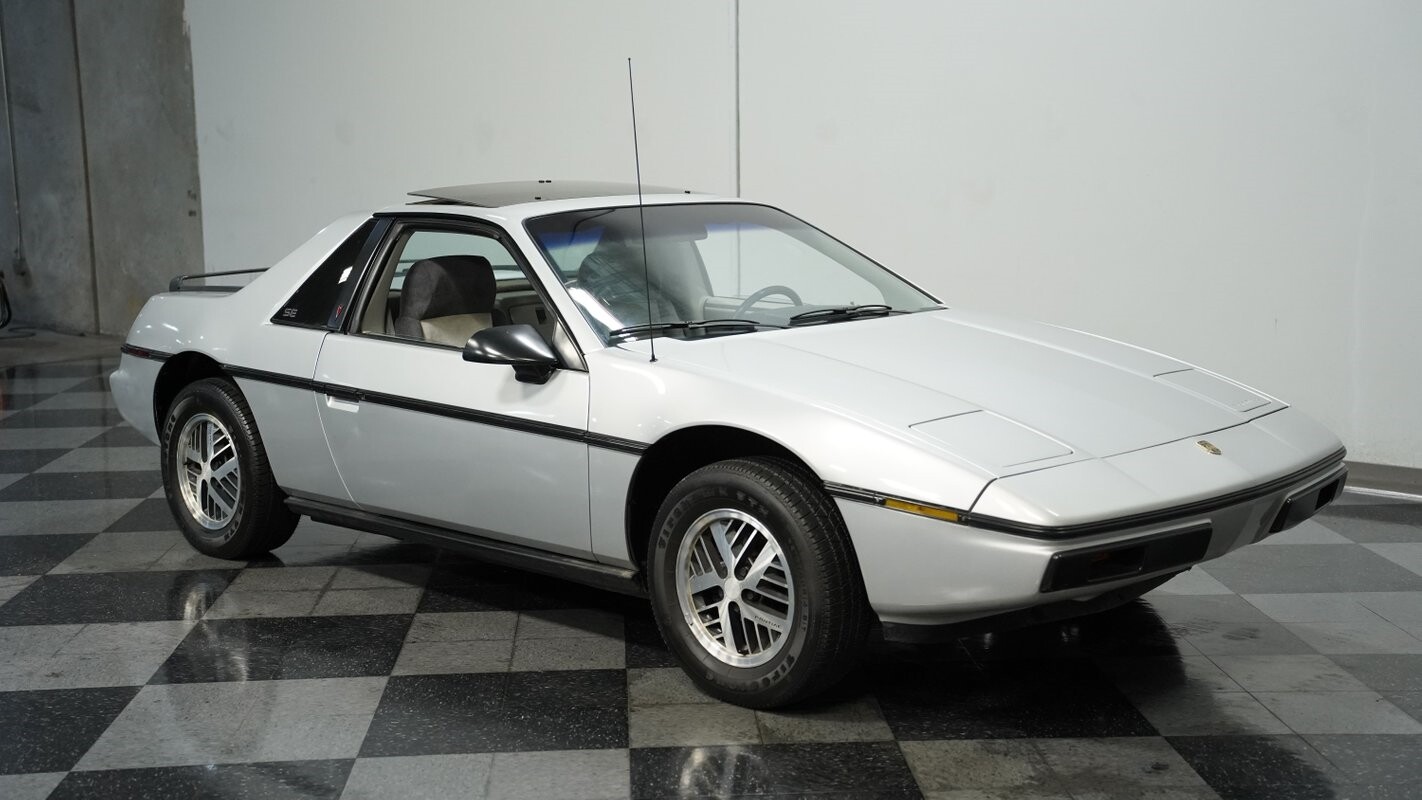 Pontiac-Fiero-1985-Coupe-12