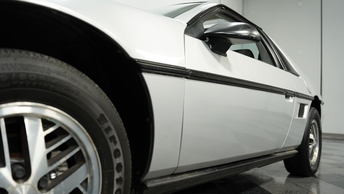 Pontiac-Fiero-1985-Coupe-17