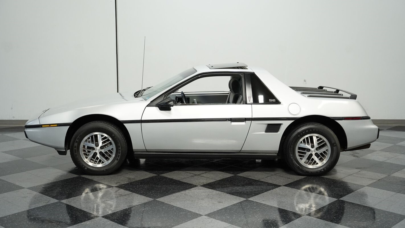 Pontiac-Fiero-1985-Coupe-2