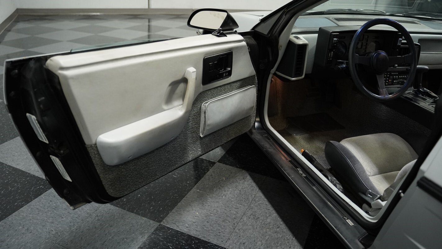 Pontiac-Fiero-1985-Coupe-30