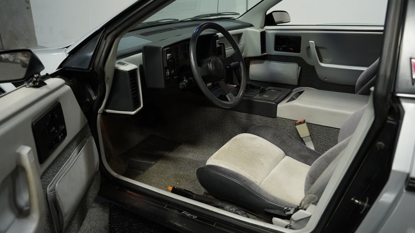 Pontiac-Fiero-1985-Coupe-4