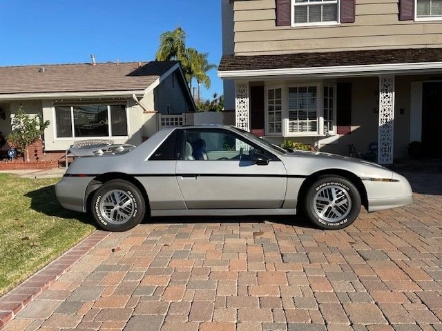 Pontiac-Fiero-1985-Silver-gray-12