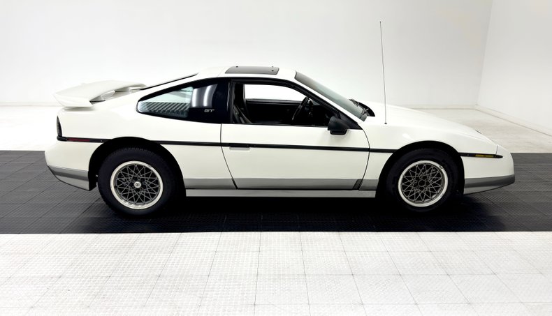 Pontiac-Fiero-1986-White-Gray-17