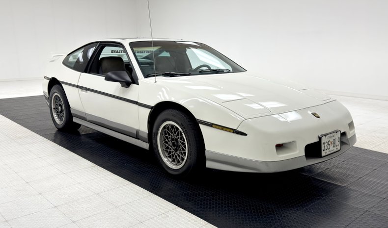 Pontiac-Fiero-1986-White-Gray-18