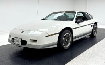 Pontiac-Fiero-1986-White-Gray