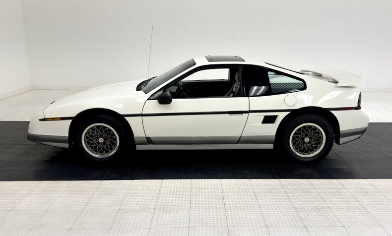 Pontiac-Fiero-1986-White-Gray-46