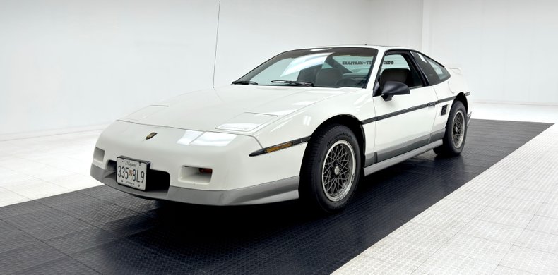 Pontiac-Fiero-1986-White-Gray