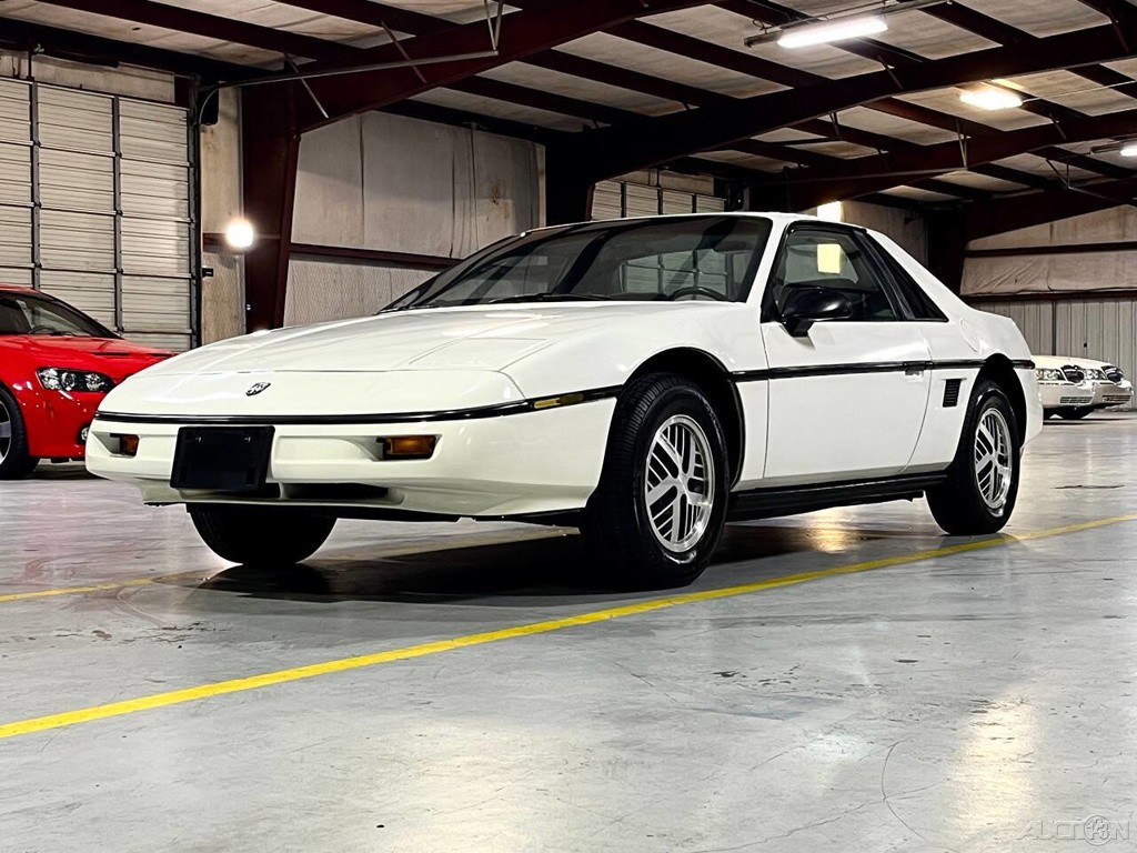 Pontiac-Fiero-1987-Coupe-13