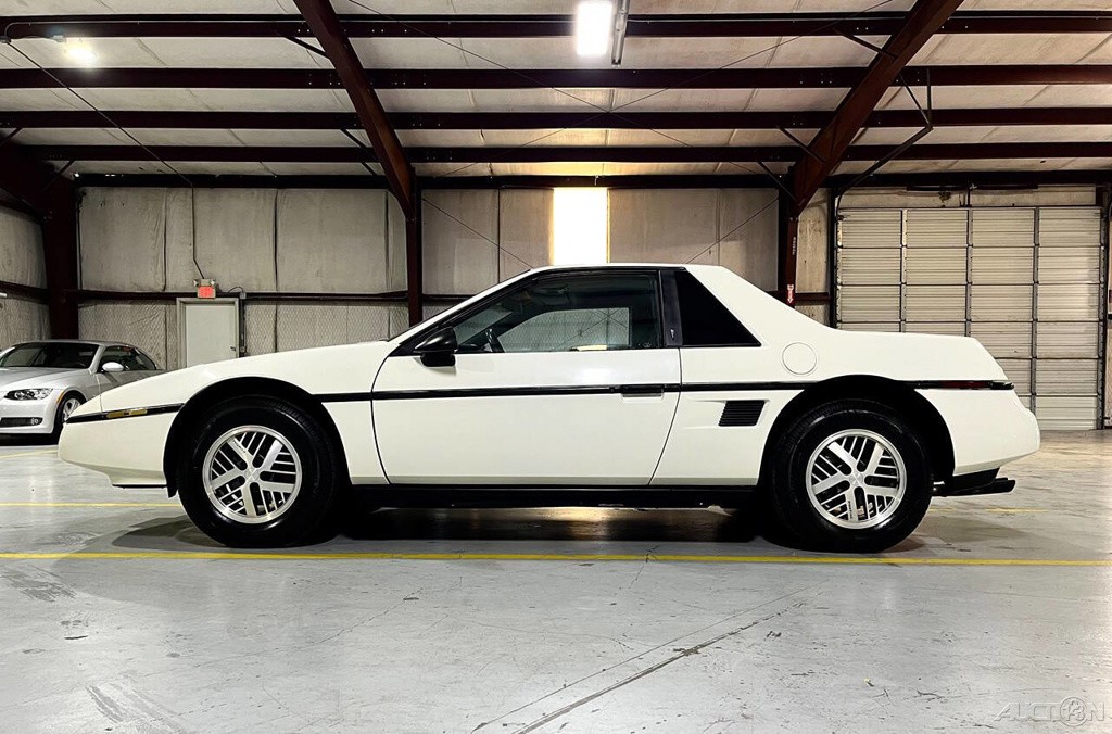 Pontiac-Fiero-1987-Coupe-16