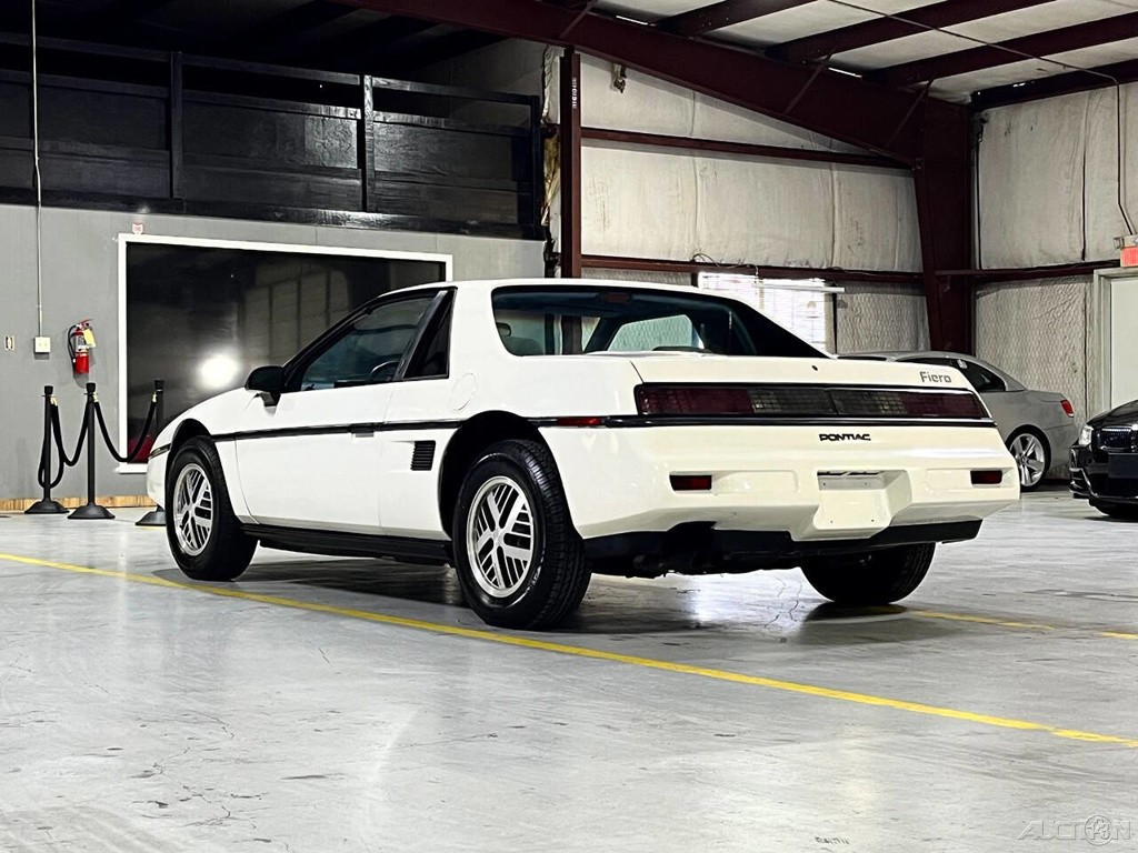Pontiac-Fiero-1987-Coupe-19