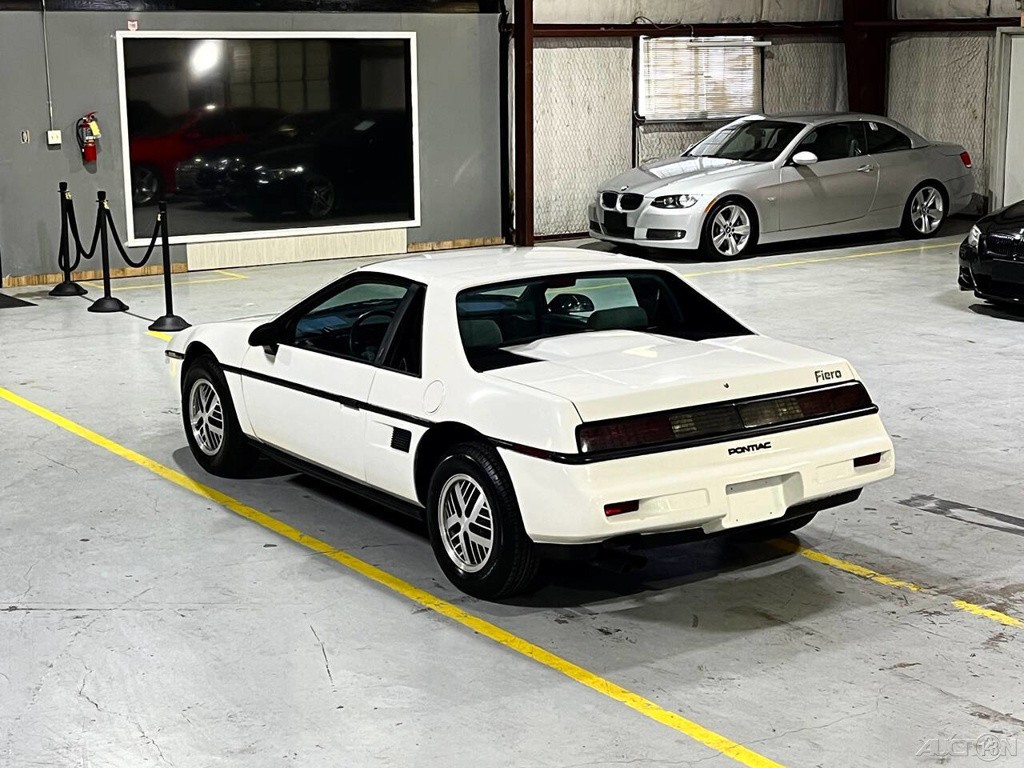 Pontiac-Fiero-1987-Coupe-21