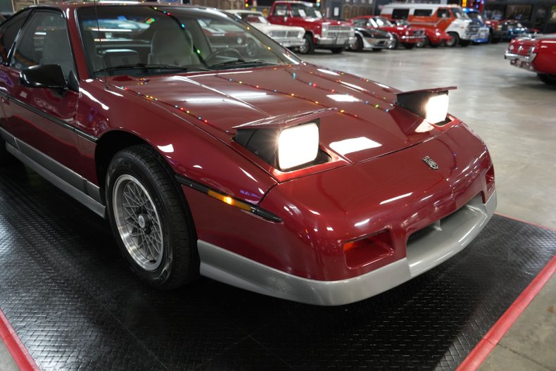 Pontiac-Fiero-1987-Maroon-Gray-11