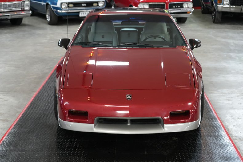 Pontiac-Fiero-1987-Maroon-Gray-2