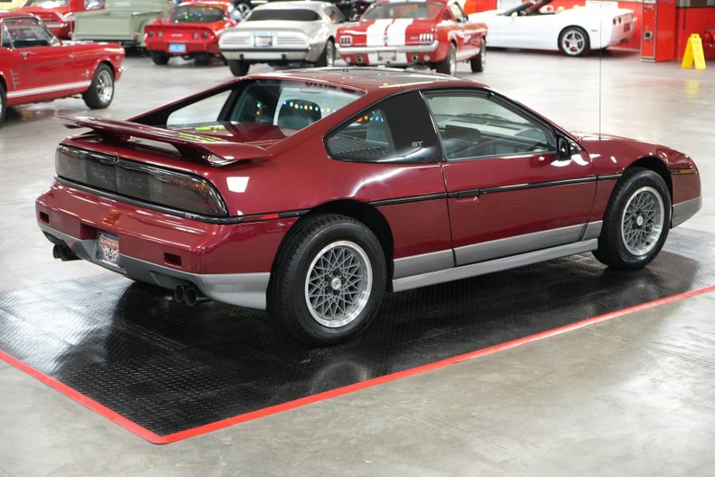 Pontiac-Fiero-1987-Maroon-Gray-24