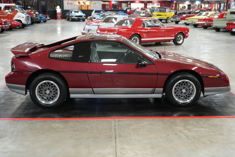 Pontiac-Fiero-1987-Maroon-Gray-25
