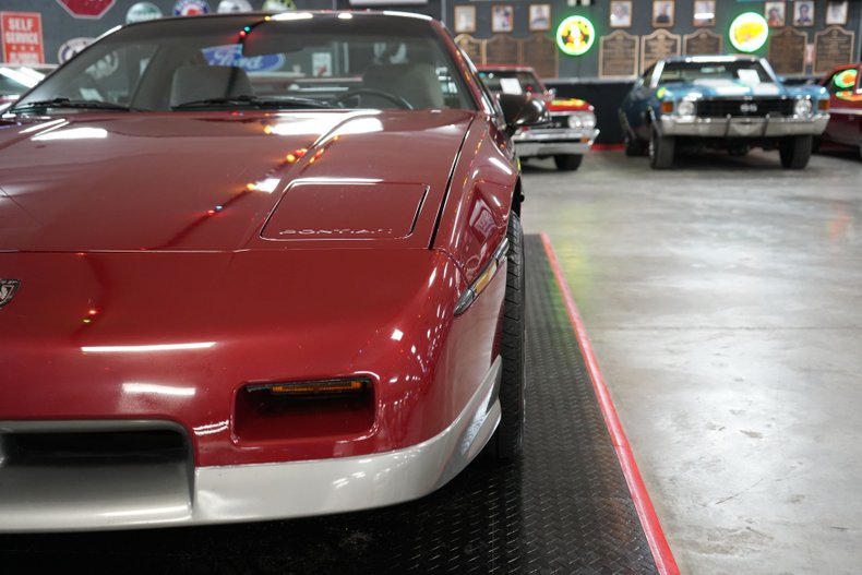 Pontiac-Fiero-1987-Maroon-Gray-31