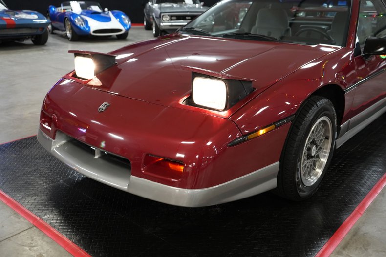 Pontiac-Fiero-1987-Maroon-Gray-35