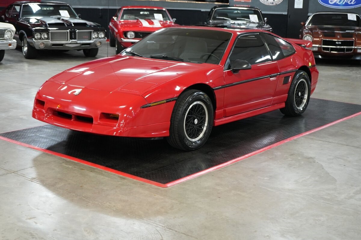 Pontiac-Fiero-1988-Coupe-1