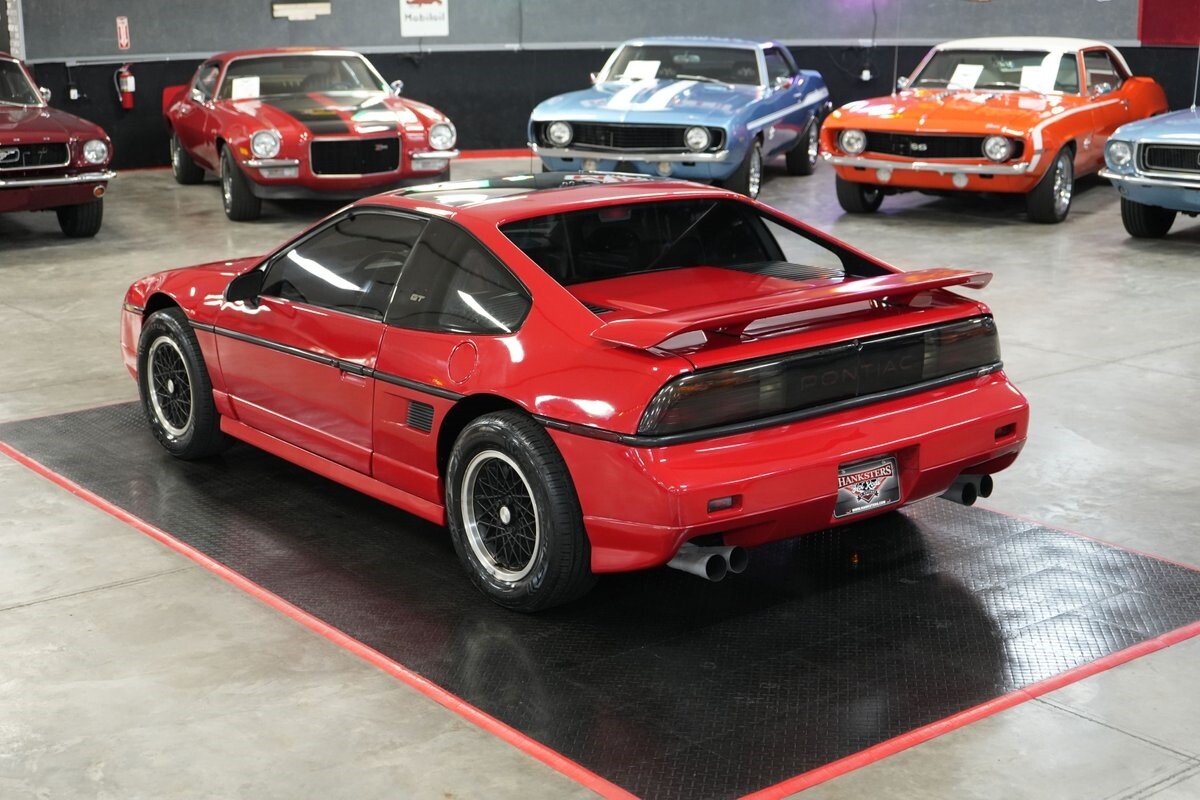 Pontiac-Fiero-1988-Coupe-12