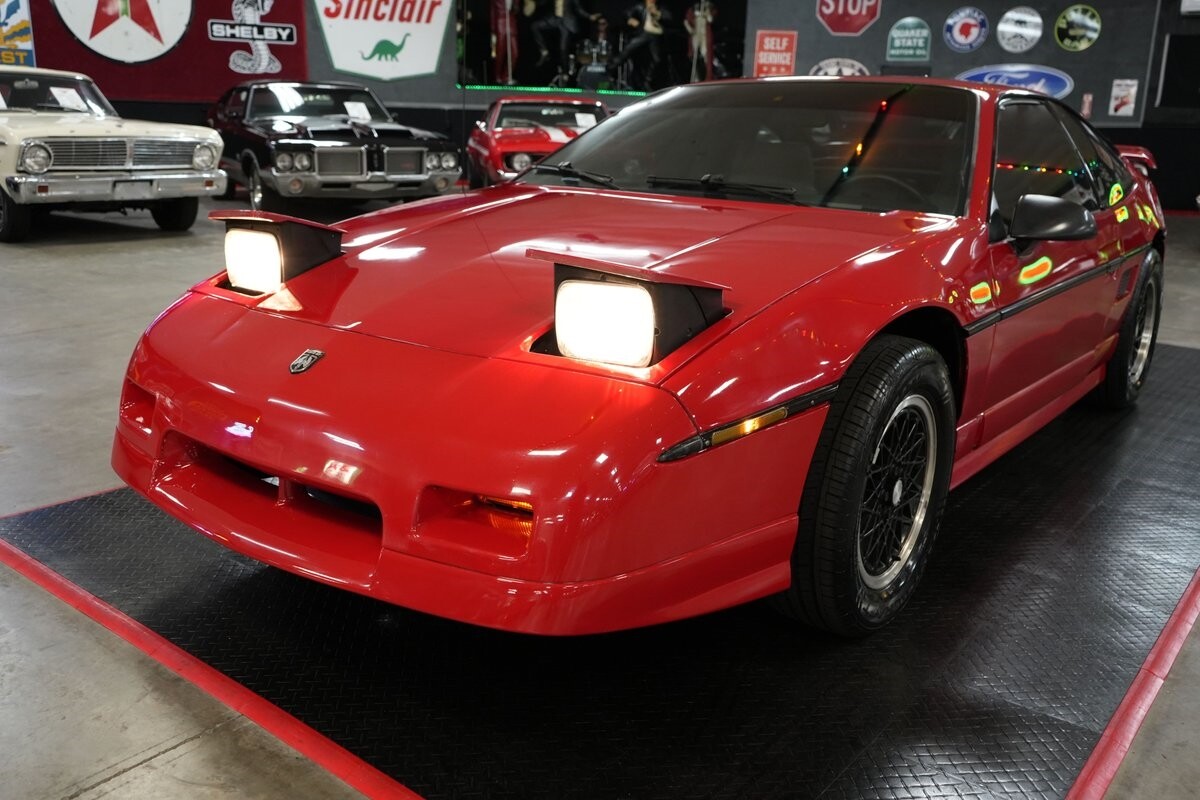 Pontiac-Fiero-1988-Coupe-30