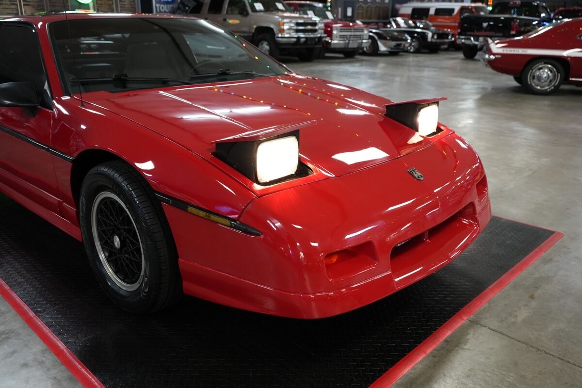 Pontiac-Fiero-1988-Coupe-32