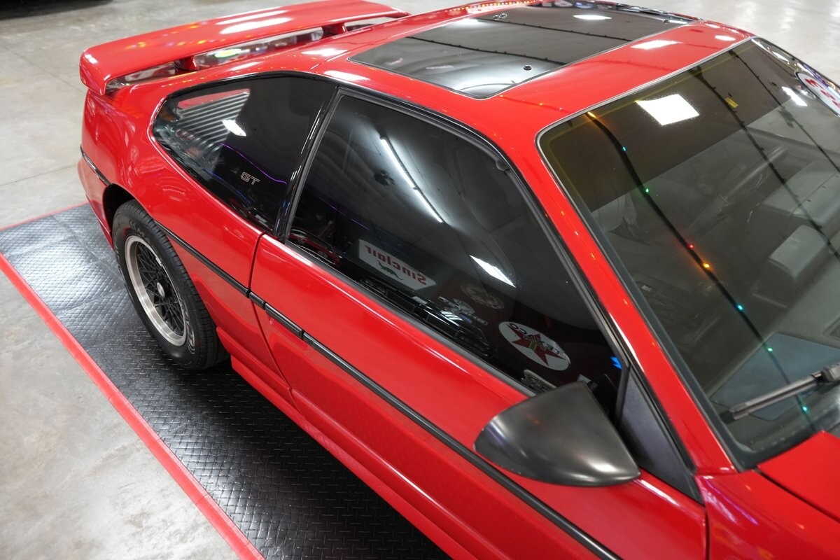Pontiac-Fiero-1988-Coupe-37