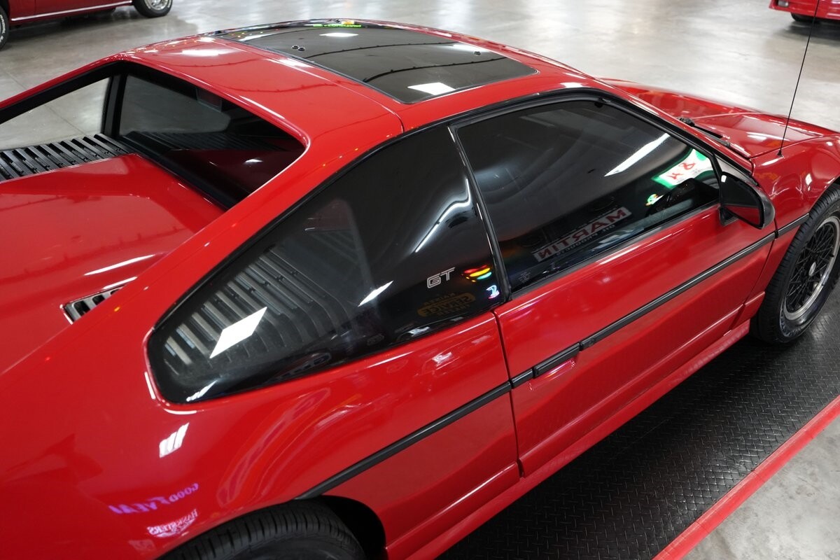 Pontiac-Fiero-1988-Coupe-38