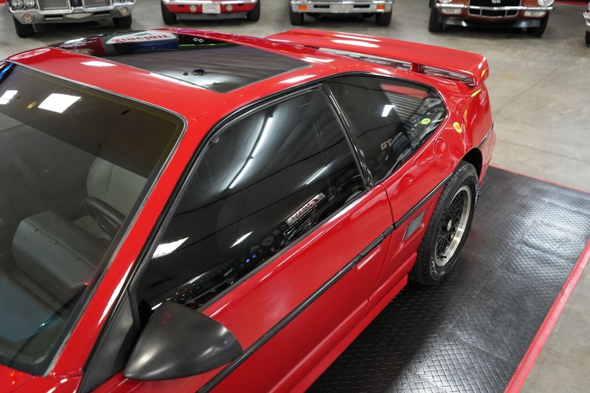 Pontiac-Fiero-1988-Coupe-39