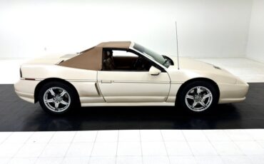 Pontiac-Fiero-1988-Pearl-White-Saddle-10