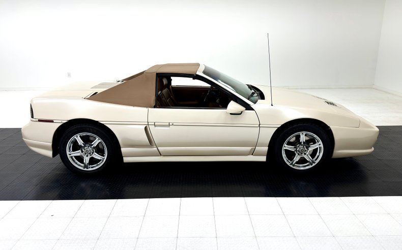 Pontiac-Fiero-1988-Pearl-White-Saddle-10