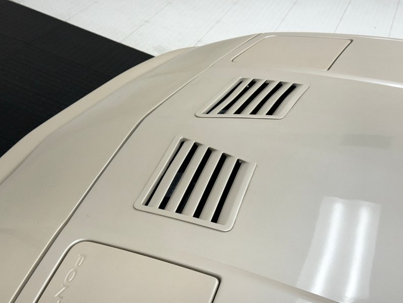 Pontiac-Fiero-1988-Pearl-White-Saddle-14