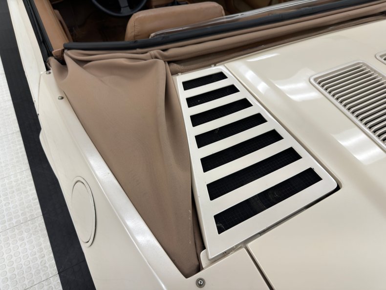 Pontiac-Fiero-1988-Pearl-White-Saddle-18