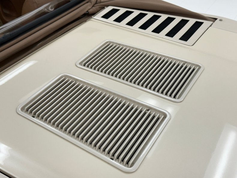 Pontiac-Fiero-1988-Pearl-White-Saddle-19