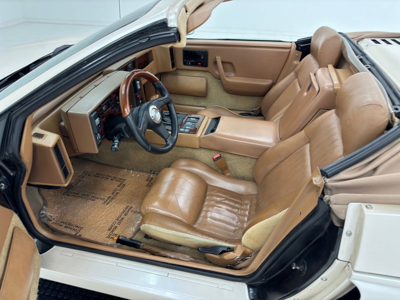 Pontiac-Fiero-1988-Pearl-White-Saddle-2