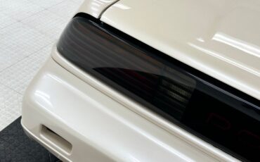 Pontiac-Fiero-1988-Pearl-White-Saddle-20