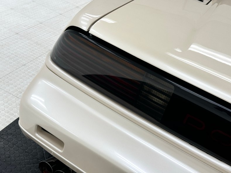 Pontiac-Fiero-1988-Pearl-White-Saddle-20