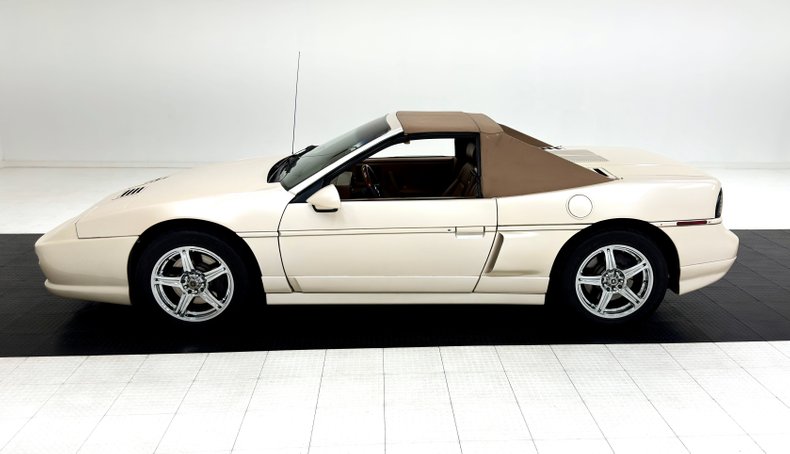 Pontiac-Fiero-1988-Pearl-White-Saddle-3