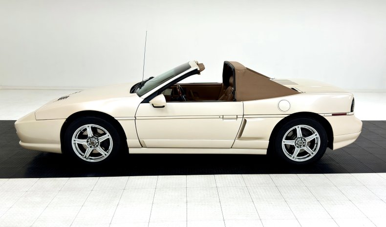 Pontiac-Fiero-1988-Pearl-White-Saddle-4