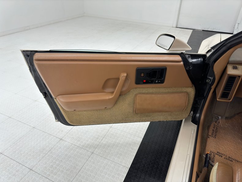 Pontiac-Fiero-1988-Pearl-White-Saddle-42