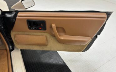 Pontiac-Fiero-1988-Pearl-White-Saddle-43
