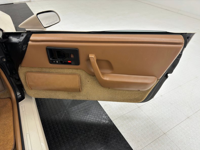 Pontiac-Fiero-1988-Pearl-White-Saddle-43