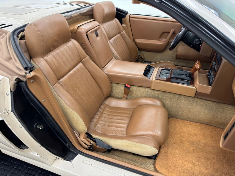Pontiac-Fiero-1988-Pearl-White-Saddle-48