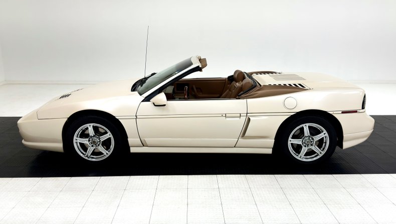 Pontiac-Fiero-1988-Pearl-White-Saddle-5