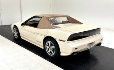 Pontiac-Fiero-1988-Pearl-White-Saddle-6