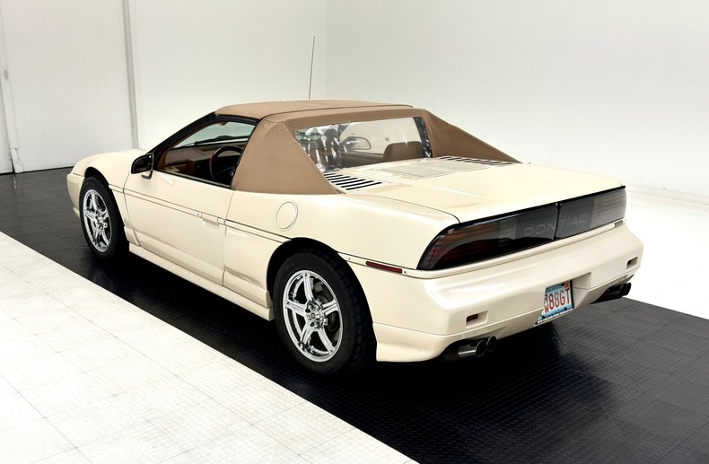 Pontiac-Fiero-1988-Pearl-White-Saddle-6